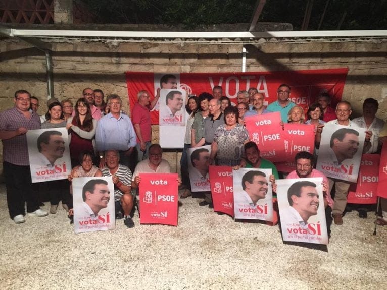 Pegada carteles PSOE Dénia