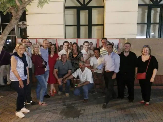 La campaña electoral arranca en Dénia con la pegada de carteles de todos los partidos excepto el PP 4 pegada de carteles ciudadanos denia