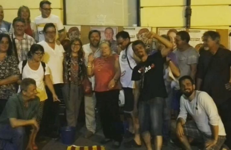 Geplakte posters Compromís-Podemos-IU