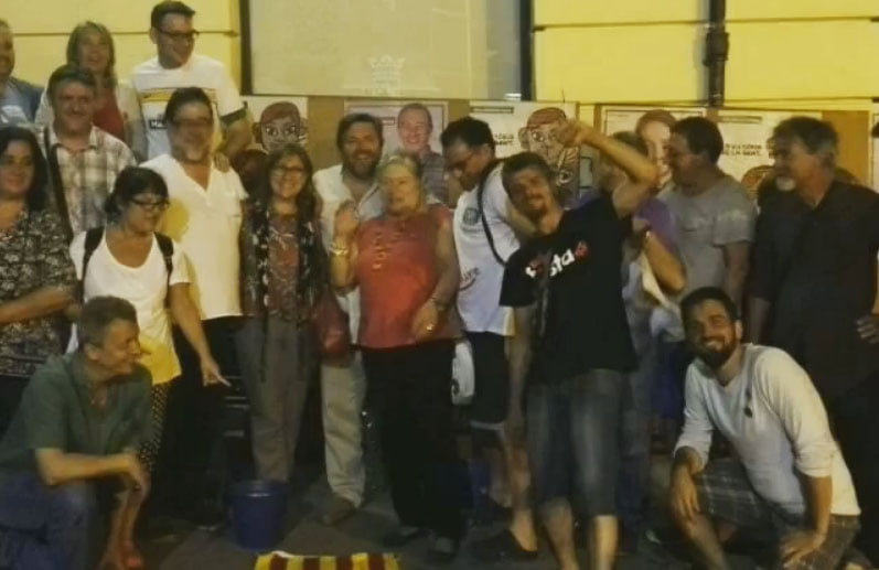 Pegada de carteles Compromís-Podemos-IU