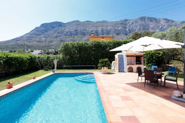 piscina y jardin de la casa kaba quality rent a villas