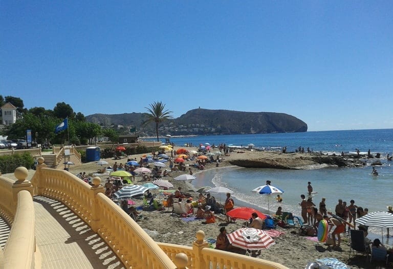 Encuentran en Moraira un fardo de droga lanzado al mar por los narcos que encallaron en Dénia 1 Playa Platgetes Moraira