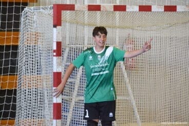 Portero del Paidos colocando a su equipo