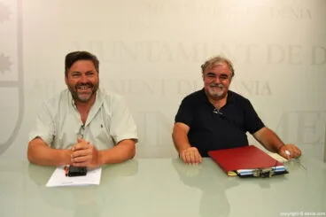 rafa carrio y josep gisbert presentan el ciclo de conferencias sobre la guerra en denia