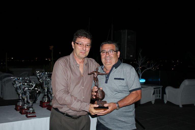 Ricardo Mañas con el trofeo a la deportividad