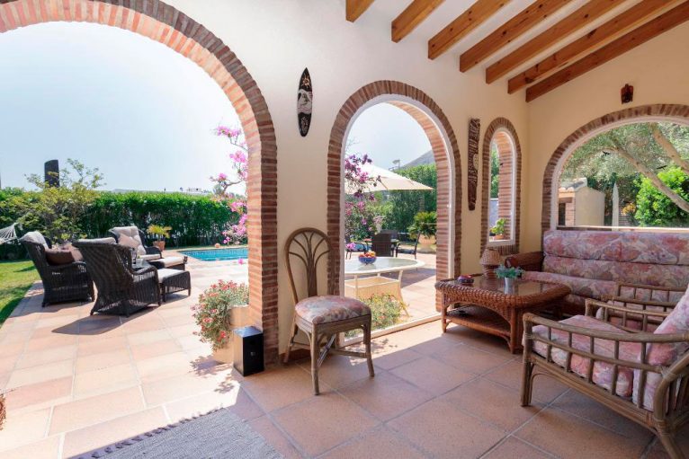 Terraza cubierta Kaba Quality Rent a Villa