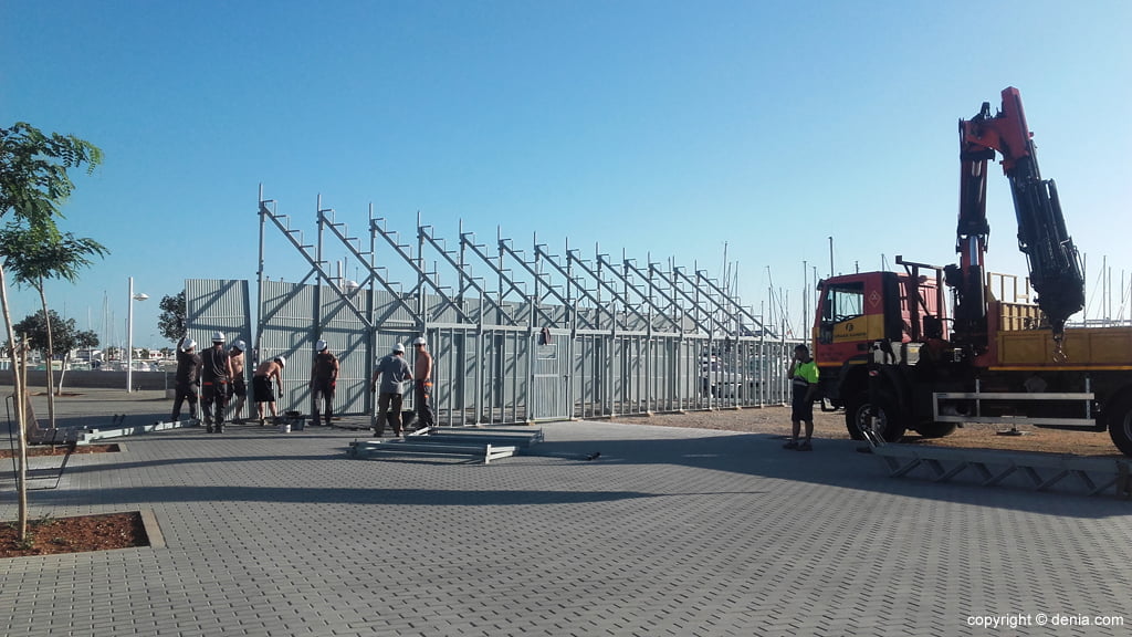 Trabajos de instalación de la plaza de Bous a la Mar en Dénia