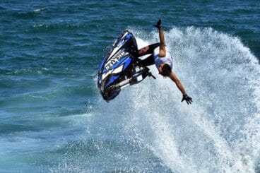 una acrobacia en la mota de agua