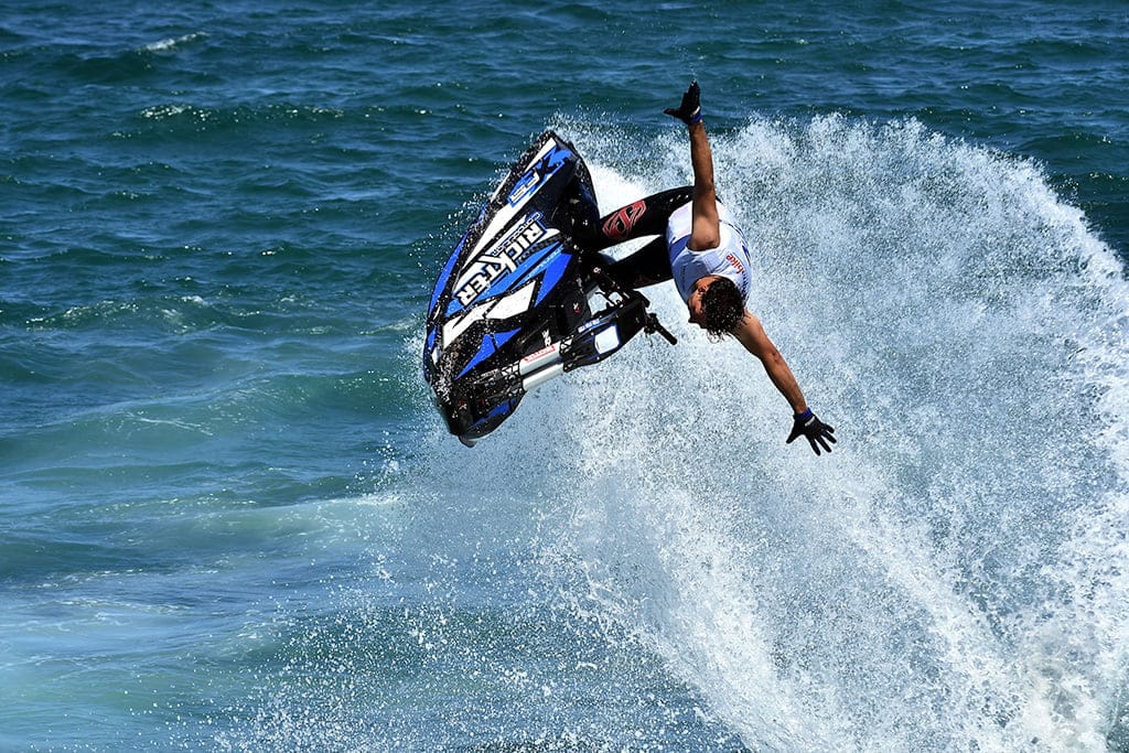 Piloto sin manos en la moto de agua