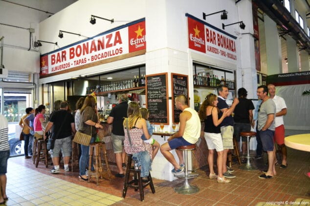 Los bares, los grandes beneficiados del primer 'Tardeo en el Mercat' 2 uno de los bares del mercat de denia durante el tardeo