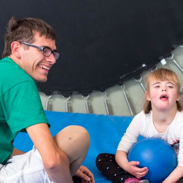 usuarios y voluntarios de condenados al bordillo