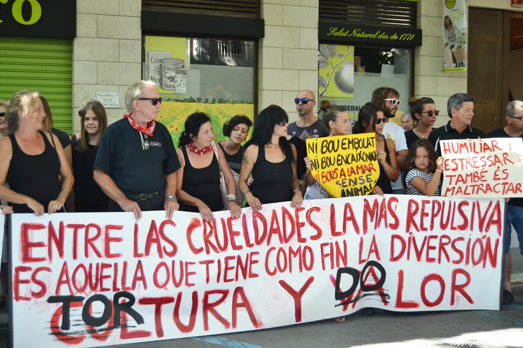 Concentración anti taurina en Dénia – pancarta contra la crueldad animal