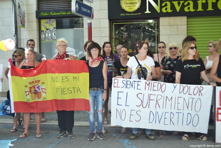 Concentración anti taurina en Dénia - pancarta contra el sufrimiento animal