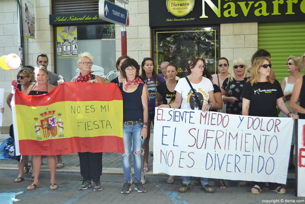 Concentración anti taurina en Dénia – pancarta contra el sufrimiento animal