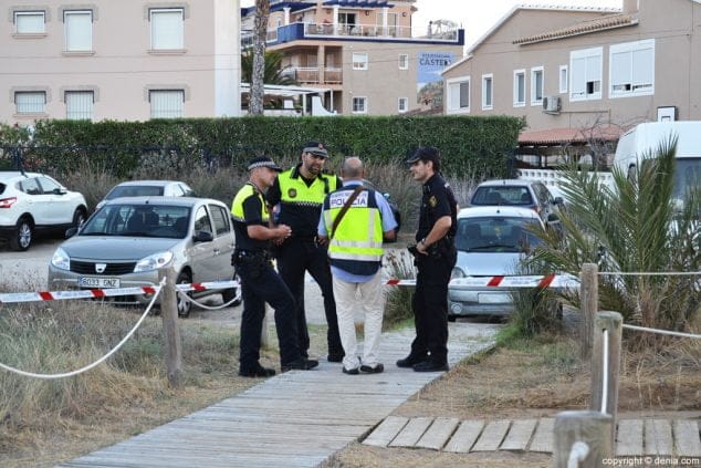 Encuentran lo que podría ser una bola de cañón en la playa de las Albaranas 3 02 policia nacional esperando a los tedax en les albaranes