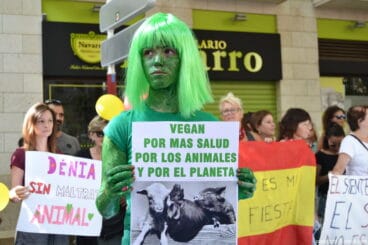 Concentración anti taurina en Dénia – defensa del veganismo