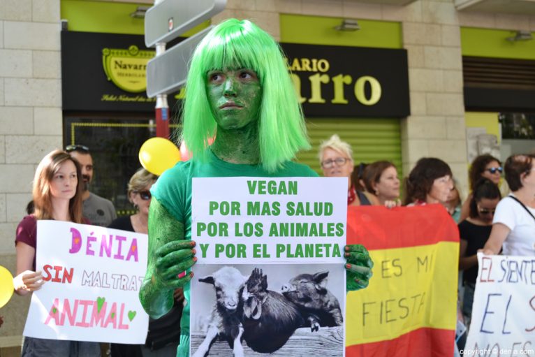 Concentración anti taurina en Dénia - defensa del veganismo