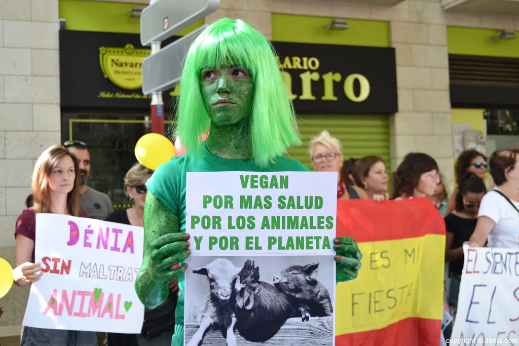 Concentración anti taurina en Dénia – defensa del veganismo