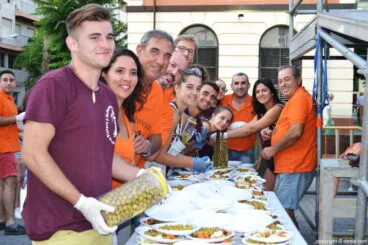 Reparto de cocas en las fiestas de Dénia – Comisión de fiestas