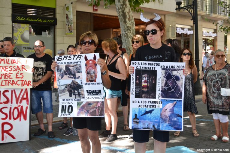 Concentración anti taurina en Dénia - manifestantes con pancartas