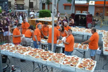 Reparto de cocas en las fiestas de Dénia – Preparación de la comisión
