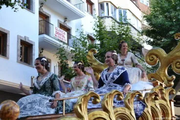 Carrozas Dénia 2016 – Inés Alacreu y su corte de honor