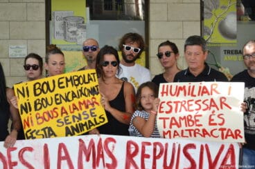 Concentración anti taurina en Dénia – pancartas de los manifestantes