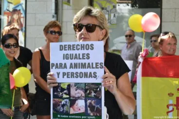 Concentración anti taurina en Dénia – defensa de los derechoss de los animales