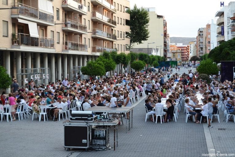 Reparto de cocas en las fiestas de Dénia