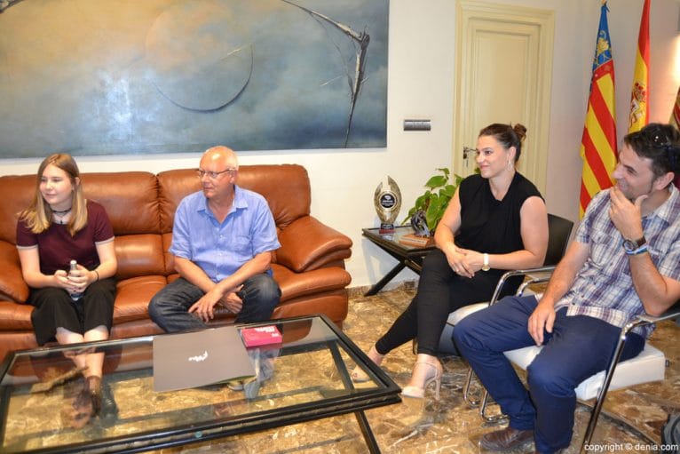 Victoria French junto a sus profesores en el despacho del alcalde