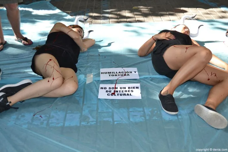 Concentración anti taurina en Dénia - Performance contra los Bous a la Mar