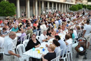 Reparto de cocas en las fiestas de Dénia