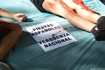 Concentración anti taurina en Dénia – Carteles de protesta