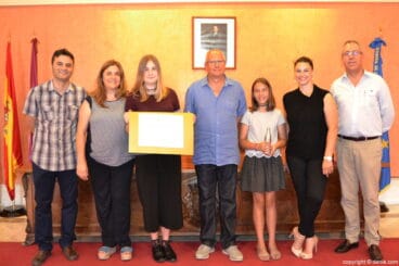 Victoria French junto a sus profesores y familiares en el Ayuntamiento de Dénia