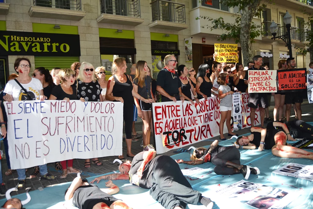 Concentración anti taurina en Dénia – Pancartas de protesta