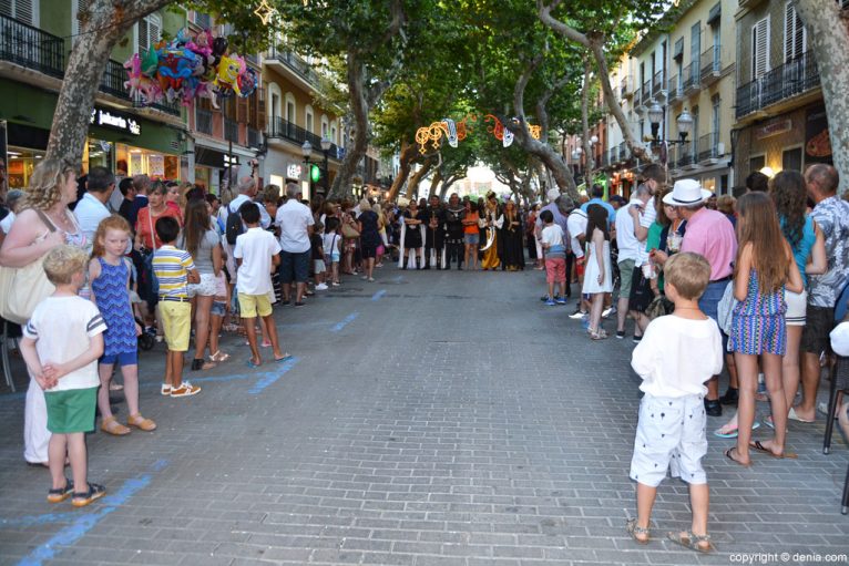 Entraeta Moros y Cristianos Fiestas Dénia 2016 - Expectación en la calle