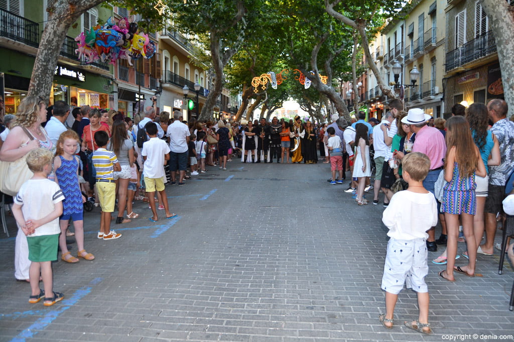 Entraeta Moros y Cristianos Fiestas Dénia 2016 – Expectación en la calle