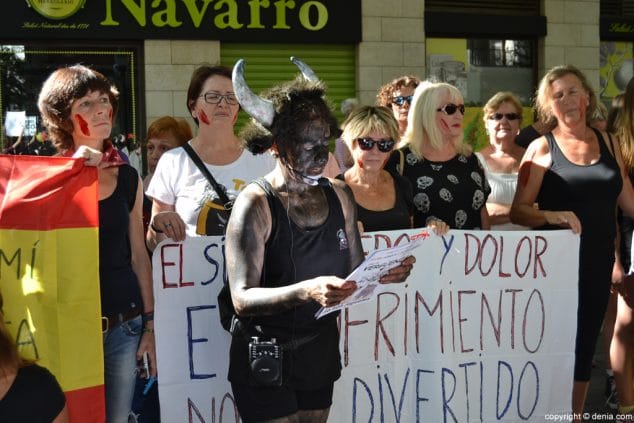13 concentracion anti taurina en denia lectura del comunicado