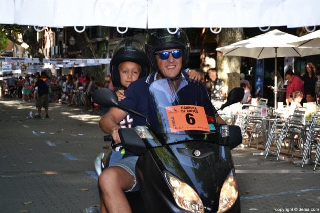 13 participando en la carrera de cintas de las fiestas de denia