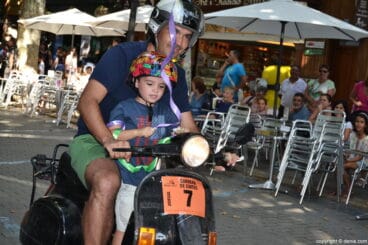 Grandes y pequeños participando en la carrera de cintas