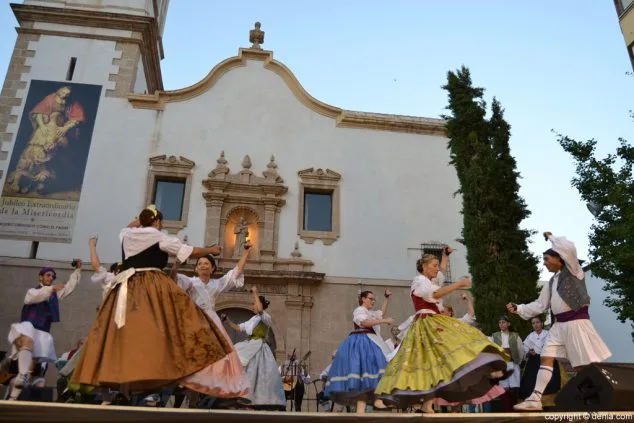 Dianium Dansa y Ras i Pla protagonizaron el XXII Aplec de Danses de Dénia 15 14 xxii aplec de danses de denia grupo de baile dianium dansa