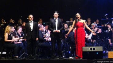 16 cantantes solistas en el concierto interpretando granada