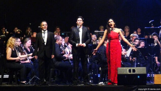 16 cantantes solistas en el concierto interpretando granada