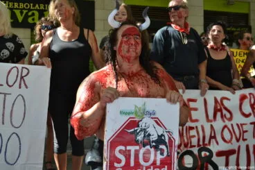 Concentración anti taurina en Dénia – Defensa del veganismo