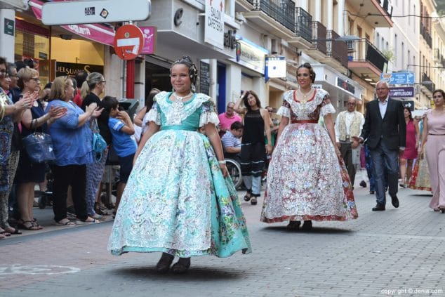 Los presidentes de las fallas 2017 ya tienen sus bastones de mando 18 16 dia del fallero 2016 pasacalle de mar e ines