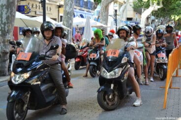 Motoristas participantes en la arrera de cintas fiestas de Dénia 2016