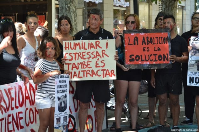 17 concentracion anti taurina en denia carteles protesta