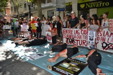 Concentración anti taurina en Dénia – performance