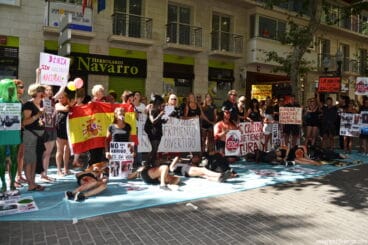 Concentración anti taurina en Dénia – medio centenar de manifestantes