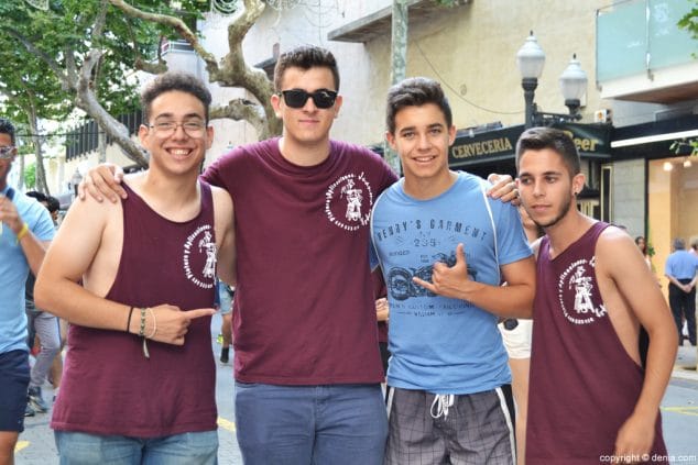 19 entrada de toros denia quintos animando en la calle campos